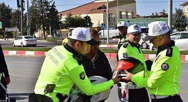 Malatya'da motosiklet sürücülerine ücretsiz kask dağıtıldı