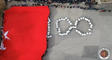 Türkiyem Ortaokulu'ndan Dev Bayrak Gösterisi ve 100. Yıl Koreografisi  