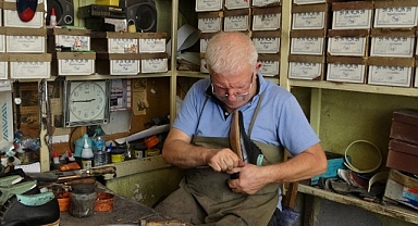 Yarım asırdır tahta çivilerle ayakkabı üretiyor