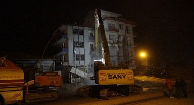Ağır hasarlı bina yıkım sırasında yola devrildi
