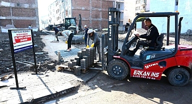 Aslanbey Mahallesi'nde kaldırım çalışması