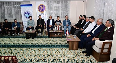 Başkan Güder Genç Birlik Vakfı Üyeleriyle Bir Araya Geldi