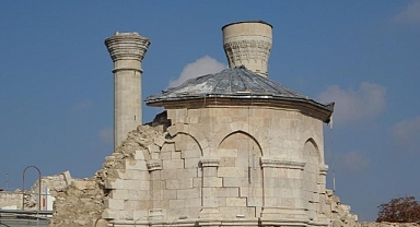 Depremde yıkılan asırlık Teze Cami'de restorasyon proje çalışmaları sürüyor