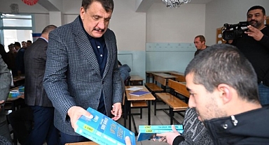 EKPSS kursiyerlerine ek kaynak kitapları dağıtıldı