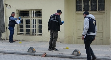 Evinin tadilatını yapan işçilere kurşun yağdırdı