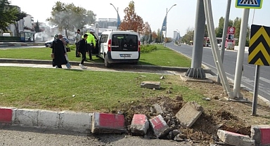 Hafif ticari araçla çarpışan araç refüje savruldu