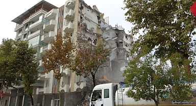 Malatya'da ağır hasarlı binaların yıkımı sürüyor