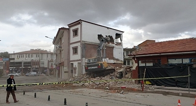 Malatya'da ağır hasarlı binaların yıkımı sürüyor