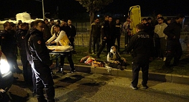 Malatya'da otomobil beton pompa aracı ile refüj arasına sıkıştı