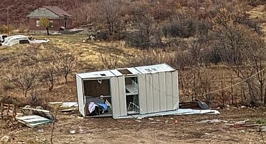 Malatya'da şiddetli fırtına konteyneri uçurdu