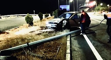 Otomobil elektrik direğine çarptı: 4 yaralı