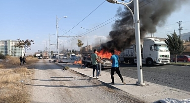 Malatya'da Seyir halindeki kamyonet alev alev yandı