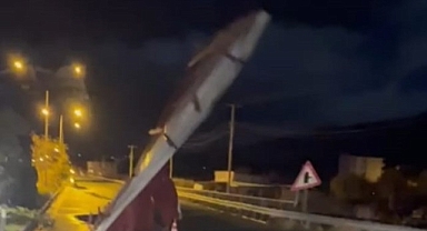 Şiddetli fırtına iş yerinin çatısını uçurdu