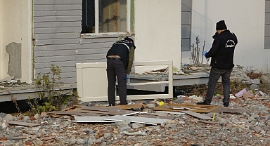 Ağır hasarlı binada söktüğü kapı ile 4. kattan aşığı düştü