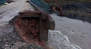 Malatya'da aşırı yağış sonrası köprü de göçük meydana geldi