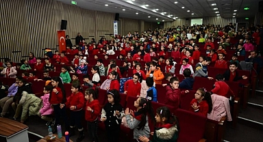 Bağcılar Belediyesi'nden depremzede çocuklara ücretsiz tiyatro oyunu
