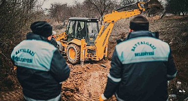 Belediye ekiplerinden Yenice Mahallesi'nde alt yapı ve stabilize çalışması