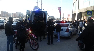 Bıçaklı saldırıya uğrayan genç ağır yaralandı