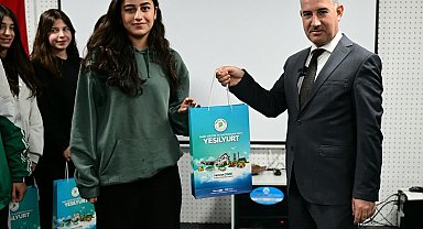 Çınar, üniversite sınavlarına hazırlanan öğrencilere TYT ve AYT hazırlık seti dağıttı