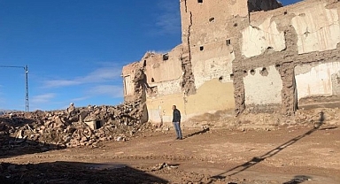 Depremde ağır hasar alan 2 kerpiç ev kendiliğinden yıkıldı