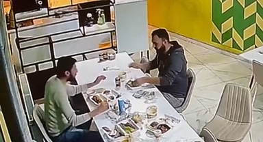 Depremde herkes kaçtı, onlar yemeğe devam etti