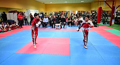 Genç Kickbokscular kuşak imtihanı için ter döktü