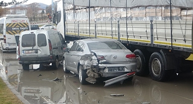 Kontrolden çıkan araç, önce otomobile sonra öğrenci servisine çarptı