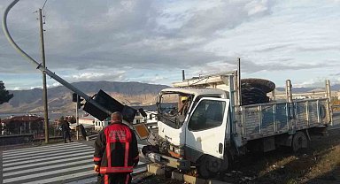 Kontrolden çıkan kamyon refüje çıktı: 1 yaralı