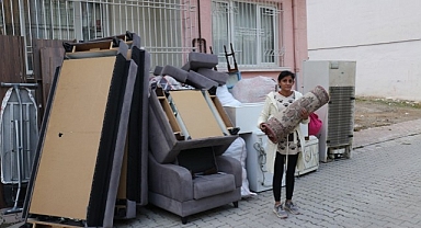 Malatyalı depremzede kış günü eşyaları ile sokağa atıldı