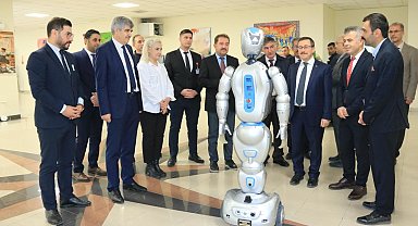 Turgut Özal Tıp Merkezi'nde yapay zekalı robotlar iş başında