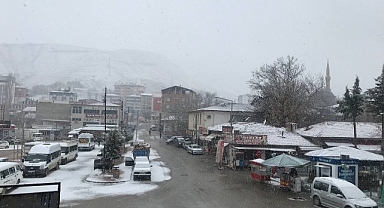 Darende ilçesinde kar yağışı etkili oluyor