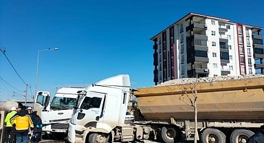 İki kamyon kafa kafaya çarpıştı: 1 yaralı