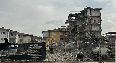 Malatya'da ağır hasarlı binaların yıkımları sürüyor