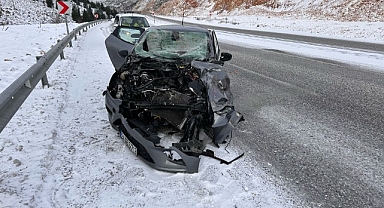 Malatya'da Otomobil tıra çarptı 1 yaralı