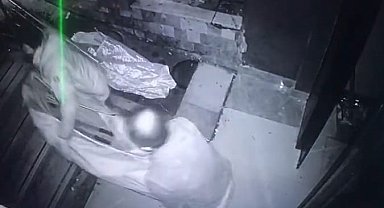 Malatya'da hasarlı apartmanı ikinci kez soyan hırsızlar kameraya yakalandı