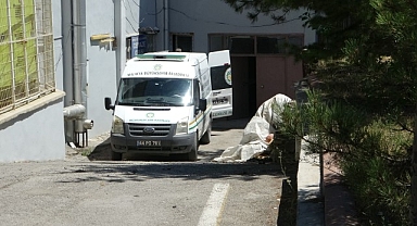 Pres makinesinin arasında kalan işçi öldü