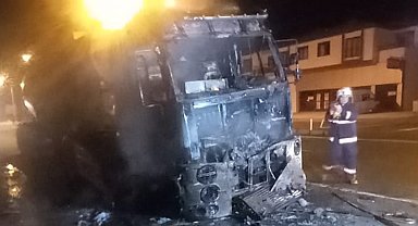 Seyir halindeki beton mikseri alev alev yandı