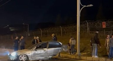 Trambüs hattı direğine çarpan otomobil ikiye bölündü: 3 yaralı