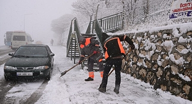 Yeşilyurt Belediyesi ekipleri, kar yağışına hızla müdahale ediyor