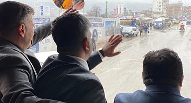 CHP ‘li Karakuş seçim otobüsüyle şehir turuna çıktı 