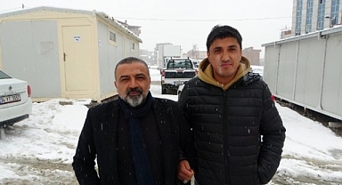 Depremde yıkılan apartmanın enkazından, sosyal medyadan gönderdiği mesajla kurtuldu