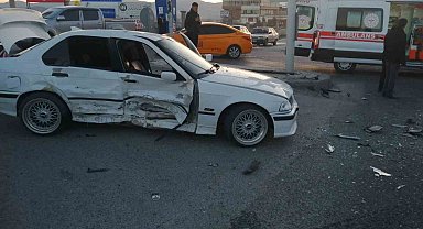 İki aracın karıştığı kazada 1 kişi yaralandı