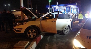 Polisin 'dur' ihtarına uymayarak kaçan ehliyetsiz sürücü kaza yaptı