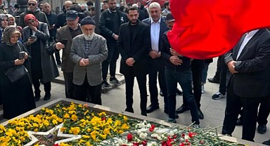 Başkan Adayı Ekrem Ceyhan, Yazıcıoğlu'nun mezarı başında dua ederek andı 