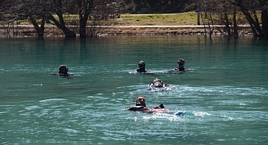 Dalgıçlar Su Altını Temizliyor