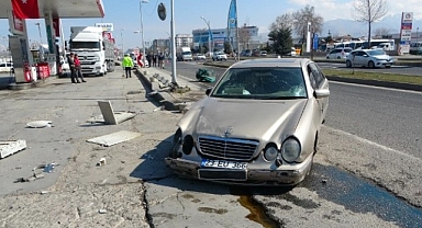 Kontrolden çıkan otomobil akaryakıt istasyonuna daldı