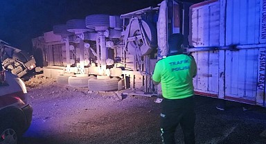 Doğanşehir’de  lastiği patlayan koyun yüklü tır devrildi: 3 kişi yaralandı