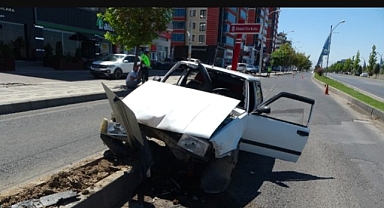 Refüje çarpan Tofaş kağıt gibi dağıldı: 6 yaralı