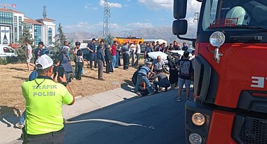 Malatya'da servis aracı ile otomobil çarpıştı: 15 yaralı
