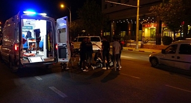 Yayaya çarpan motosiklet metrelerce savruldu: 2 yaralı